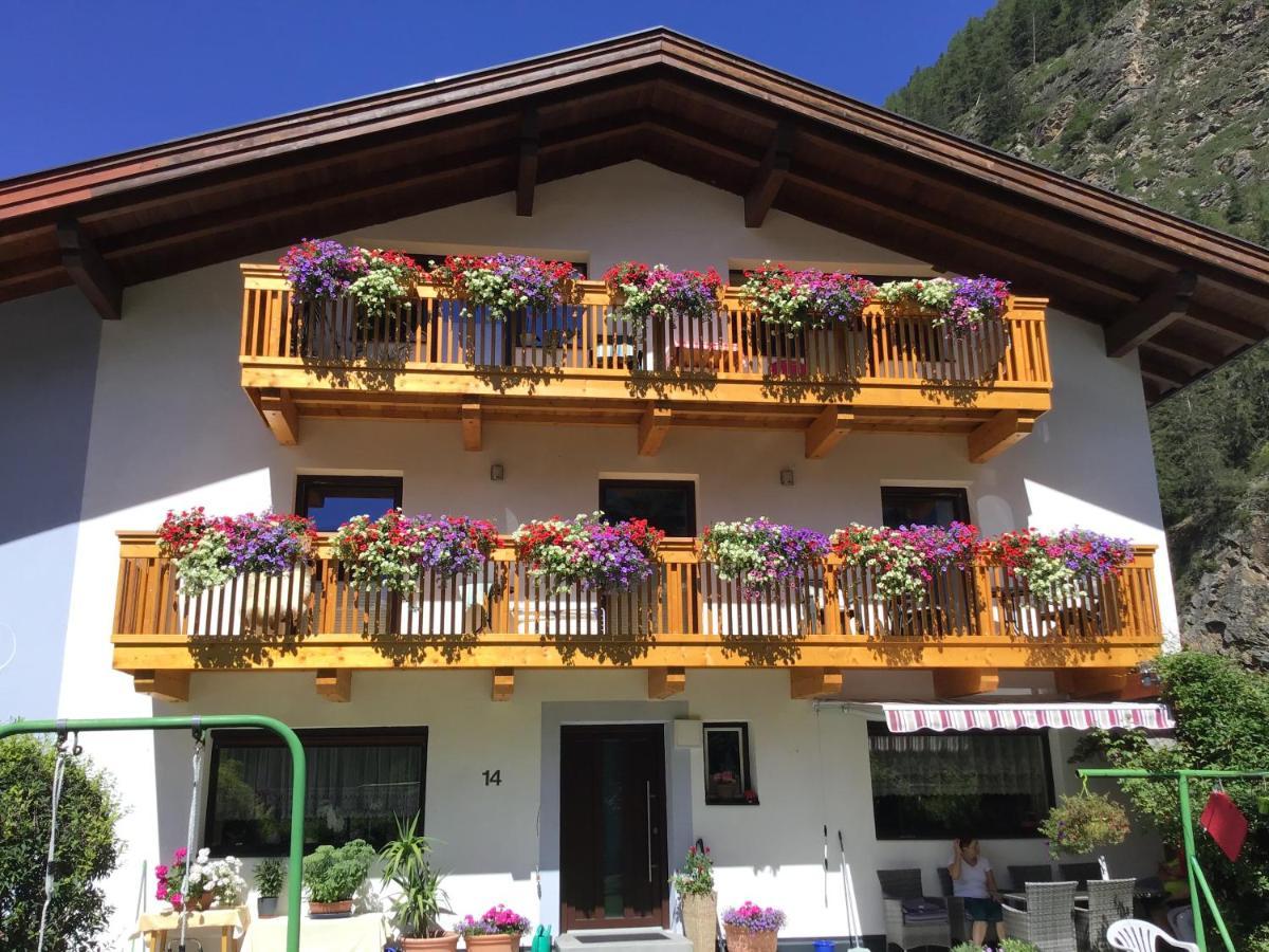 Hotel Haus Alpina Längenfeld Esterno foto